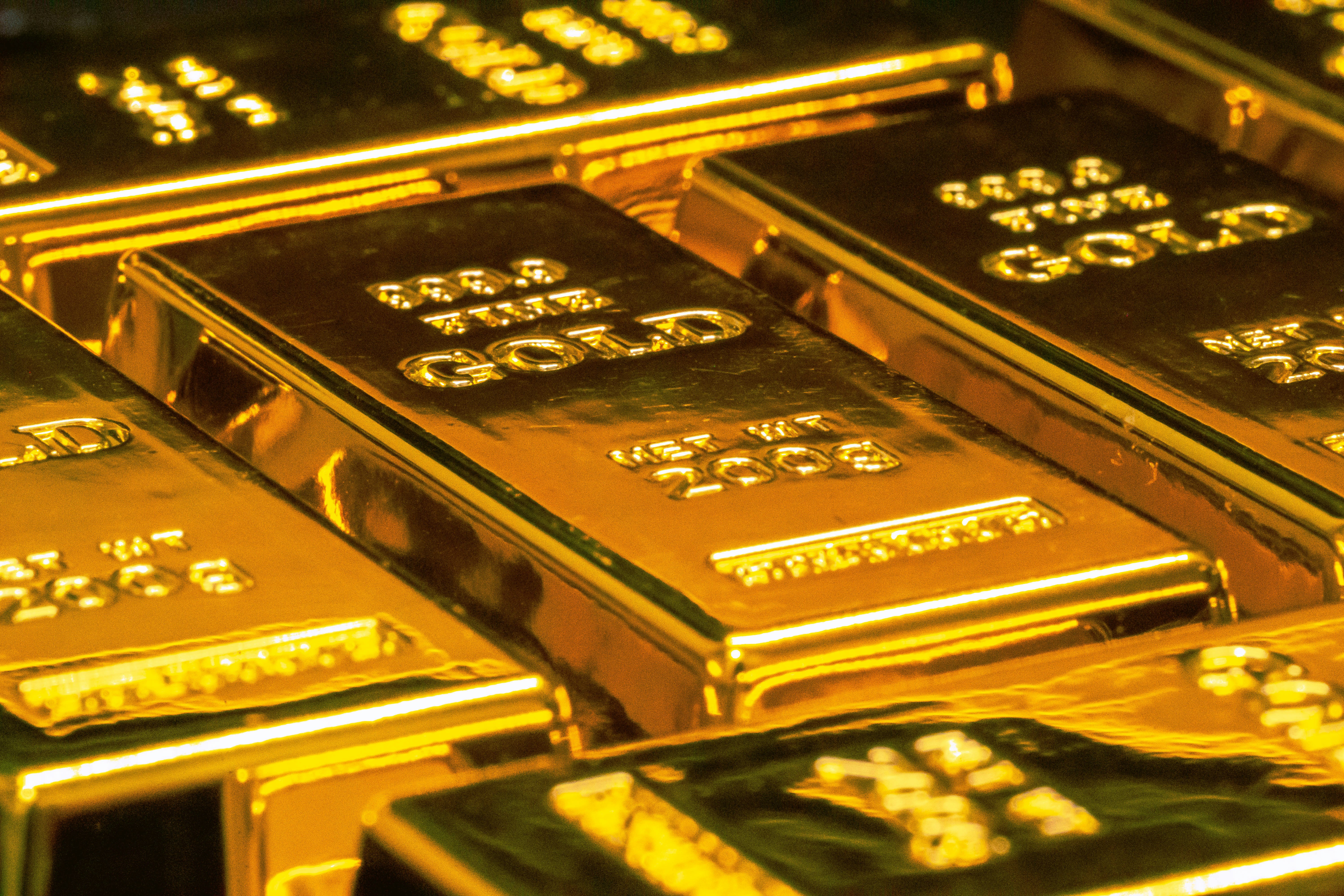 Gold Climbs to 7 Week High as Cooling U.S. Jobs Data and Middle East Developments Lift Investor Demand